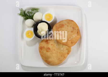 Afried borek genannt türkische Küche mit rohes Hackfleisch, Zwiebeln und Gewürzen serviert mit Eier Stockfoto