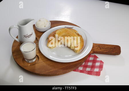 Gerollt Gebäck namens borek Ansicht von oben mit der Milch im türkischen Stil serviert. Stockfoto