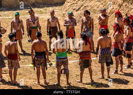 San Andrés Semetabaj, Atitlan See, Guatemala - November 10, 2018: Maya Männer Zeremonie durchführen, bevor Sie spielen traditionelle Maya Ballspiel. Stockfoto