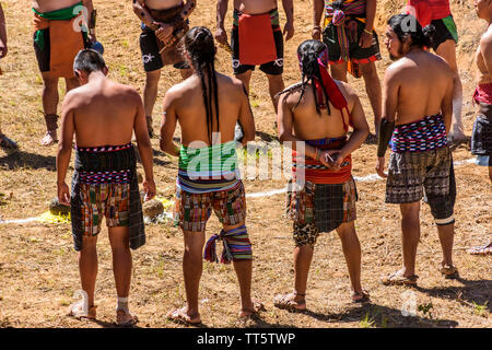 San Andrés Semetabaj, Atitlan See, Guatemala - November 10, 2018: Maya Männer Zeremonie durchführen, bevor Sie spielen traditionelle Maya Ballspiel. Stockfoto