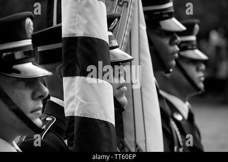 Philadelphia, PA, USA - Juni 14, 2019: Aktive Mitglieder der US-Streitkräfte gedenken Flag Tag. Stockfoto