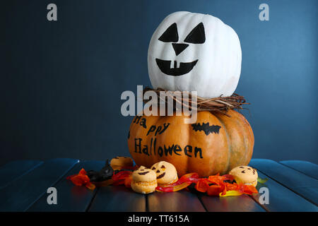 Halloween Kürbisse auf Holztisch auf dunklem Hintergrund Stockfoto