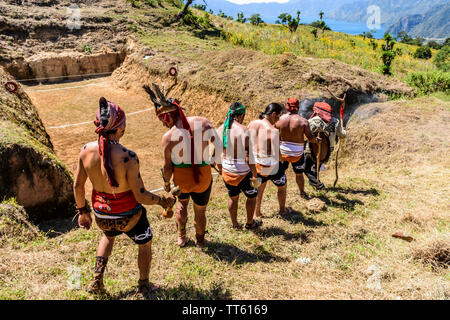 San Andrés Semetabaj, Atitlan See, Guatemala - November 10, 2018: Maya Schamanen führt Maya Spieler Hof während Pre ballgame - ballgame Zeremonie. Stockfoto