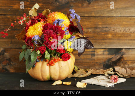 Schönen Herbst Komposition mit Buchstaben auf Holz- Hintergrund Stockfoto