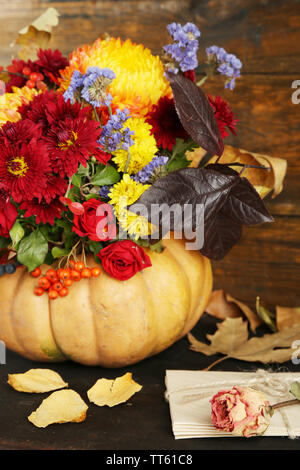 Schönen Herbst Komposition mit Buchstaben auf Holz- Hintergrund Stockfoto