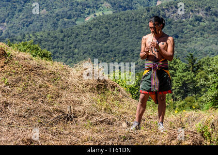 San Andrés Semetabaj, Atitlan See, Guatemala - November 10, 2018: Maya Mann spielt Leitungen vor Maya Ballspiel startet am Atitlan See. Stockfoto