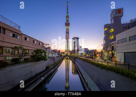 Blick auf die Straße von Tokyo mit Landmark Tower bei Nacht Stockfoto