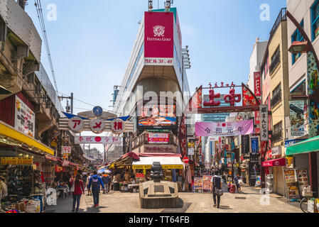 Tokyo, Japan - 13. Juni, 2019: Ameya Yokocho, oder Ameyoko, ist eine berühmte Einkaufspassage mit 400 Geschäften. Die Straße war die Website eines Schwarzen Stockfoto