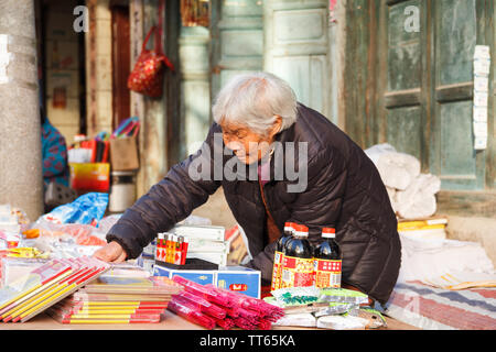 01 Feb 2017 - Dali, China Street Hersteller verkaufen Feuerwerkskörper Stockfoto