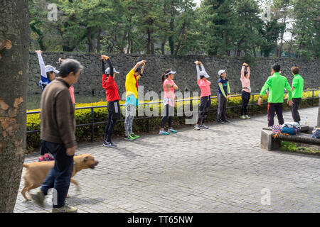 Die Gegend in der Nähe des Imperial Palace ist die beliebteste jogging Bereich unter den Einheimischen. Menschen lieben es in Tokio zu joggen! Stockfoto