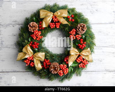 Weihnachten dekorativen Kranz mit treibt der Mistel auf Holz- Hintergrund Stockfoto