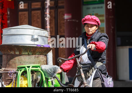 01 Feb 2017 - Dali, China Street Hersteller Verkauf von Speisen auf der Straße Stockfoto