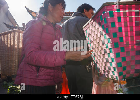 01 Feb 2017 - Dali, China Einheimischen an belebten Land Markt Stockfoto