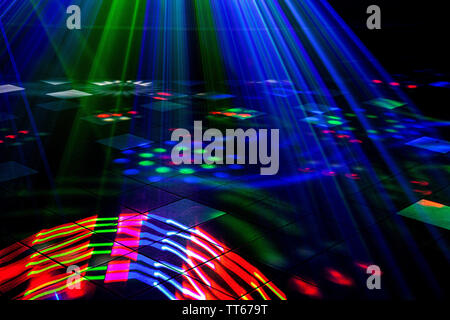 Helle Nachtclub Rot, Grün, Violett, Weiß, Pink, Blau Laser durch Rauch Maschine Rauch, Licht- und Rainbow Muster auf der Tanzfläche schneiden Stockfoto