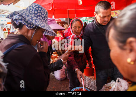 01 Feb 2017 - Dali, China Leute an Land belebten Markt Stockfoto