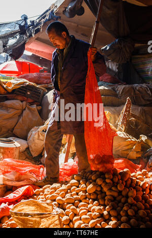 01 Feb 2017 - Dali, China Mann Kartoffeln zum Verkauf vorbereitet Stockfoto