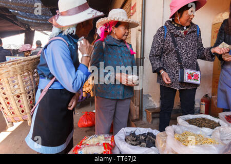 01 Feb 2017 - Dali, China Gruppe von Damen Shopping am lokalen Markt Stockfoto