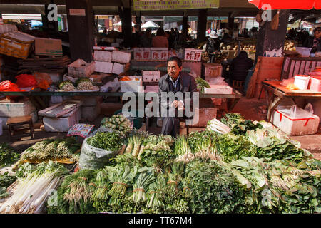 01 Feb 2017 - Dali, China verkauft Grüns am lokalen Markt Stockfoto