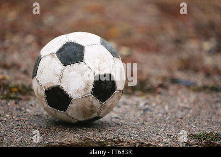 Fußball auf Boden im regnerischen Tag, im Freien Stockfoto