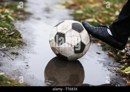 Fußball auf Boden im regnerischen Tag, im Freien Stockfoto