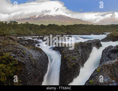 Petrohue Wasserfälle und Vulkan Osorno mit seinen schneebedeckten Gipfel in der Nähe von Puerto Varas, Chile Patagonien, Lake District, Chile, Südamerika. Stockfoto