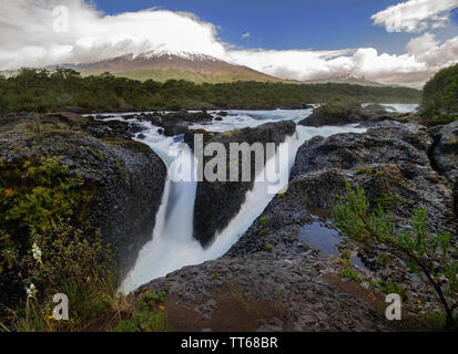 Petrohue Wasserfälle und Vulkan Osorno mit seinen schneebedeckten Gipfel in der Nähe von Puerto Varas, Chile Patagonien, Lake District, Chile, Südamerika. Stockfoto