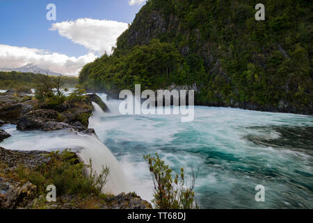 Petrohue Wasserfälle und Vulkan Osorno mit seinen schneebedeckten Gipfel in der Nähe von Puerto Varas, Chile Patagonien, Lake District, Chile, Südamerika. Stockfoto