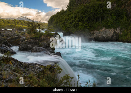 Petrohue Wasserfälle und Vulkan Osorno mit seinen schneebedeckten Gipfel in der Nähe von Puerto Varas, Chile Patagonien, Lake District, Chile, Südamerika. Stockfoto