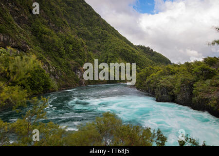 Türkisfarbene Wasser des Flusses Petrohue im Patagonia Region der Anden in Chile, in seinem Ursprung sind die Petrohue Wasserfälle. Stockfoto