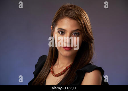 Hübsche Frau mit dunkler Haut reinigen Studio Portrait Stockfoto