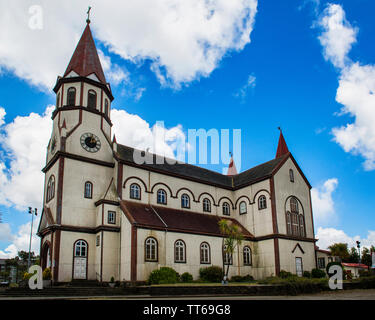 Römisch-katholische Herz-Jesu-Kirche thront über Puerto Varas. Es wurde von den deutschen Jesuiten im Jahr 1918 erbaut. Stockfoto