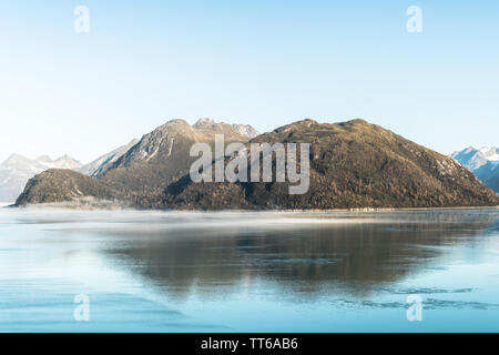 Glacier Bay National Park, Alaska. Spektakuläre atemberaubende fegen Vista von Eis bedeckte/schneebedeckte Berge, Gletscher, Fauna Landschaft. Stockfoto