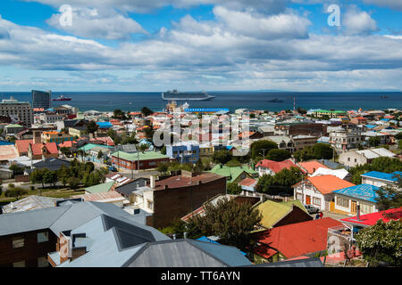 Panoramablick auf die Stadt und die Magellanstraße von La Cruz Hill, Punta Arenas, Chile, Südamerika Stockfoto