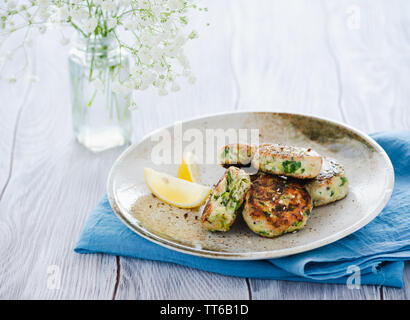 Frisch gebratenen Frikadellen Geflügel, Truthahn, Hähnchen Schnitzel auf dem Teller über Holz- Hintergrund Stockfoto