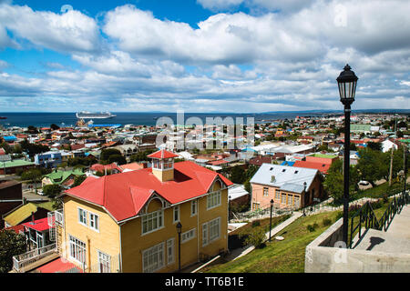 Panoramablick auf die Stadt und die Magellanstraße von La Cruz Hill, Punta Arenas, Chile, Südamerika Stockfoto