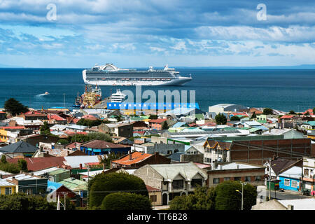 Panoramablick auf die Stadt und die Magellanstraße von La Cruz Hill, Punta Arenas, Chile, Südamerika Stockfoto