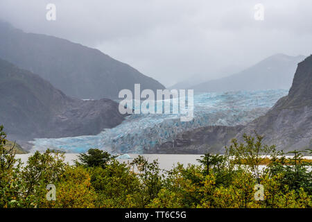 Mendenhall Glacier (Sitaantaagu), einem der am leichtesten zugängliche Alaska Gletscher, ist ein grosser Gletscher fließt von der Juneau Icefield. Stockfoto