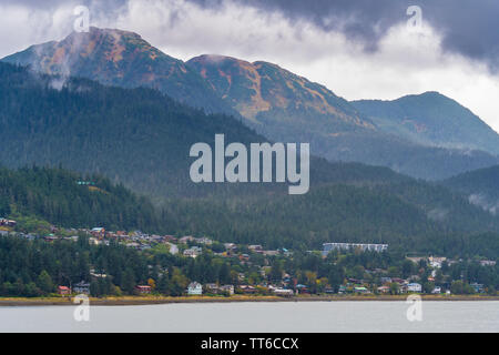 Malerische Berglandschaften in Juneau, Alaska. Gemeinschaft der Wohnungen/Häuser und großen kommerziellen Bürogebäuden und Schulen am Fuße des Berges. Stockfoto