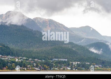 Malerische Berglandschaften in Juneau, Alaska. Gemeinschaft der Wohnungen/Häuser und großen kommerziellen Bürogebäuden und Schulen am Fuße des Berges. Stockfoto