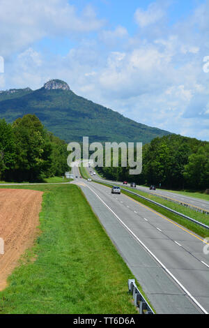 "Der Knopf" am Pilot Mountain steigt über den Datenverkehr auf der US-52 in North Carolina Yadkin Valley und ist Teil der Sauratown Mountain Range. Stockfoto