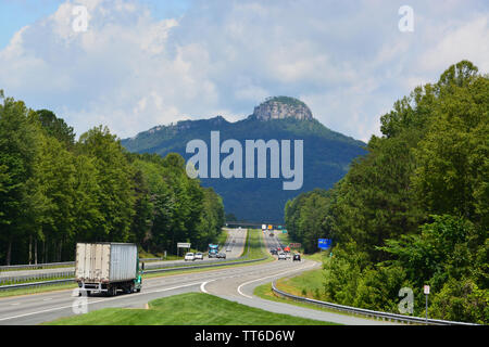 "Der Knopf" am Pilot Mountain steigt über den Datenverkehr auf der US-52 in North Carolina Yadkin Valley und ist Teil der Sauratown Mountain Range. Stockfoto