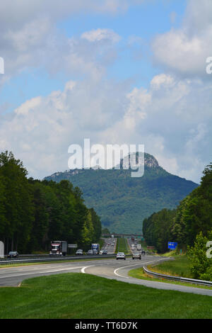 "Der Knopf" am Pilot Mountain steigt über den Datenverkehr auf der US-52 in North Carolina Yadkin Valley und ist Teil der Sauratown Mountain Range. Stockfoto