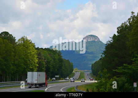 "Der Knopf" am Pilot Mountain steigt über den Datenverkehr auf der US-52 in North Carolina Yadkin Valley und ist Teil der Sauratown Mountain Range. Stockfoto