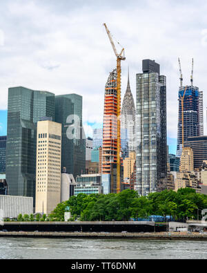 New York, USA, 14. Juni 2019. Neue Türme fast den Blick auf das Chrysler Building (C) in der Stadtmitte von New York City, hinter dem Park der Vereinigten Stockfoto