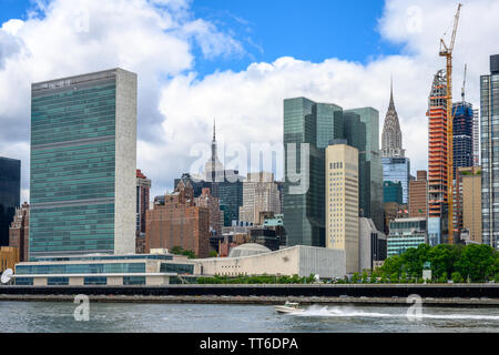 New York, USA, 14. Juni 2019. Gebäude von New York City Manhattan einschließlich der Sitz der Vereinten Nationen (L), das Empire State Building (C) und Stockfoto
