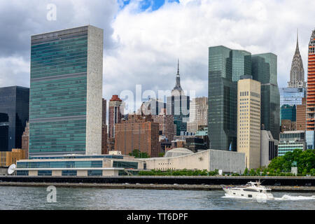 New York, USA, 14. Juni 2019. Gebäude von New York City Manhattan einschließlich der Sitz der Vereinten Nationen (L), das Empire State Building (C) und