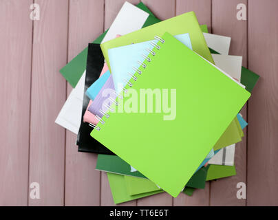 Notebook auf Stapel Bücher und Zeitschriften auf hölzernen Hintergrund Stockfoto