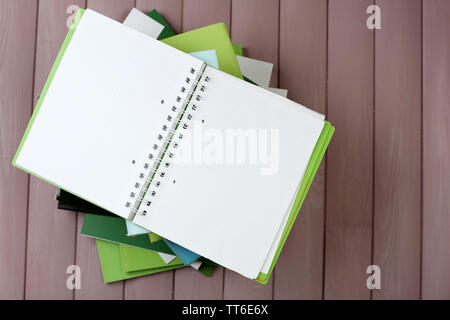 Notebook auf Stapel Bücher und Zeitschriften auf hölzernen Hintergrund Stockfoto