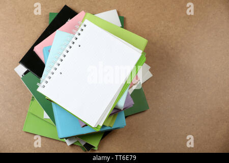 Notebook auf Stapel Bücher und Zeitschriften auf hölzernen Hintergrund Stockfoto