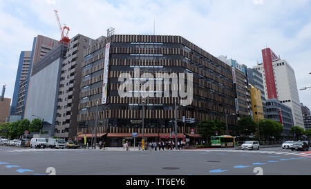 Tokyo, Japan - 13. Mai 2019: Stadtbild von Tokio. Ein einzigartiges Gebäude mit Holzbohlen, die an der äußeren Wand vor einem Kreuz Kreuzung eingerichtet. Stockfoto